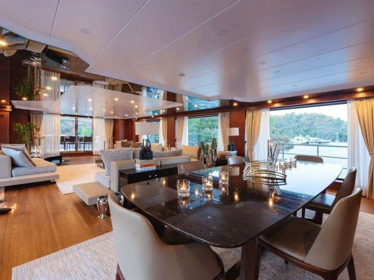 Bareboat Rental Luxury Yacht Custom with a boat licence
