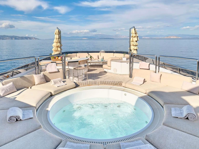 Bareboat Rental Luxury Yacht Heesen with a boat licence