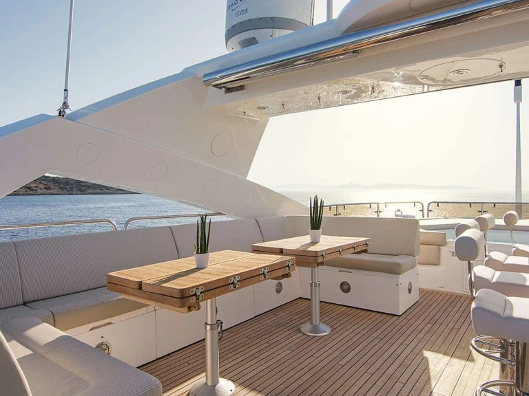 Bareboat Rental Luxury Yacht Sunseeker with a boat licence