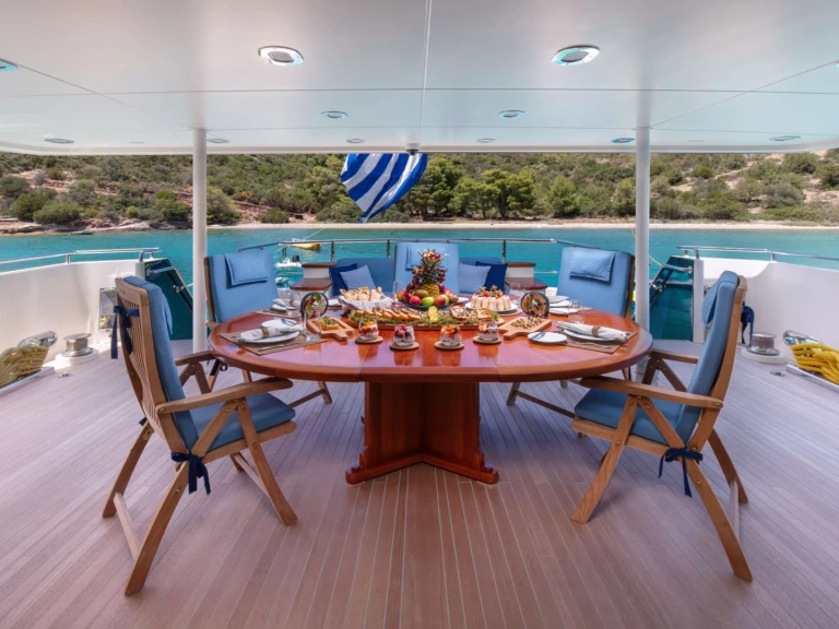 Boat rental Heesen MAGIX in Piraeus on Samboat