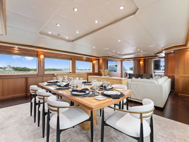Yacht charter Newport cheap INVICTUS