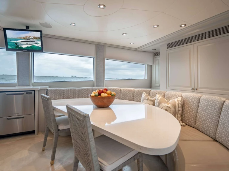 Yacht charter Bahamas cheap RISK & REWARD