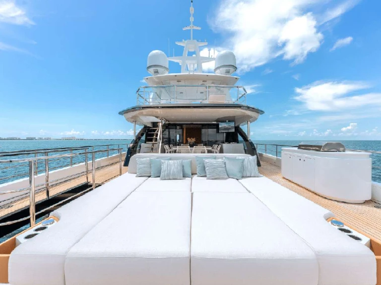 Luxury Yacht rental in Miami - Azimut Tycoon