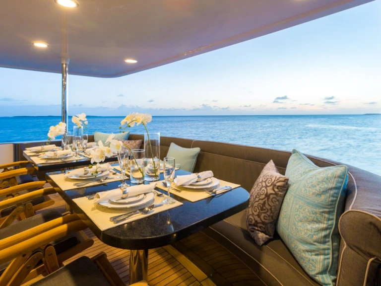 Yacht charter Saint Thomas Island cheap UNBRIDLED