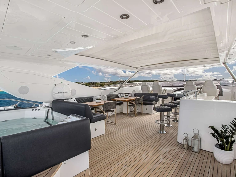 Bareboat Rental Luxury Yacht Sunseeker with a boat licence