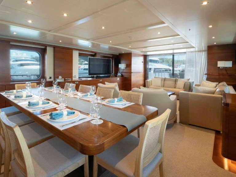 Bareboat Rental Luxury Yacht Moonen with a boat licence