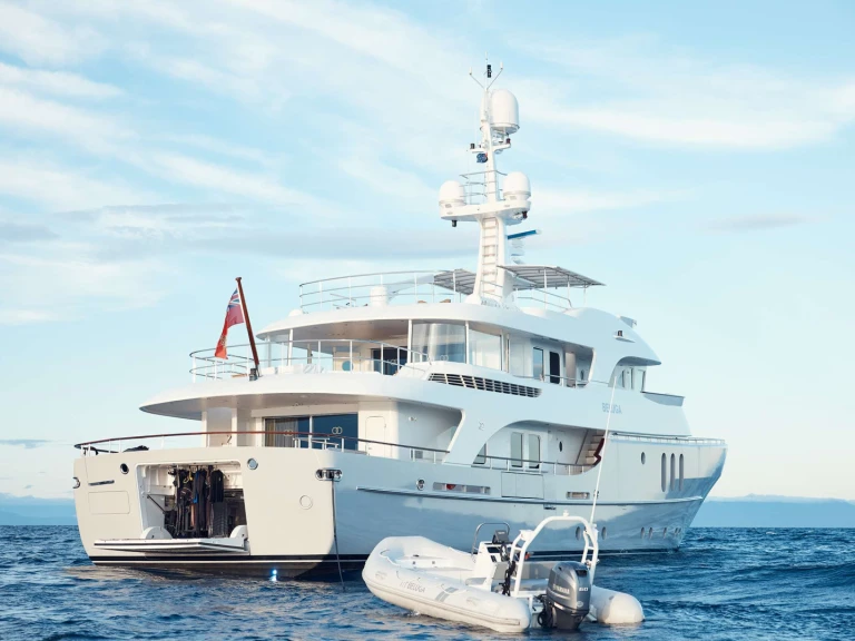 Luxury Yacht for rent Cairns at the best price