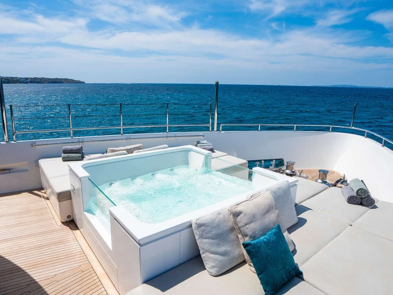 Bareboat Rental Luxury Yacht San Lorenzo with a boat licence