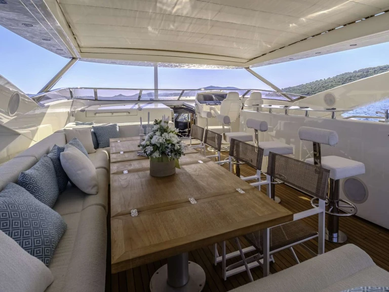 Bareboat Rental Luxury Yacht Sunseeker with a boat licence
