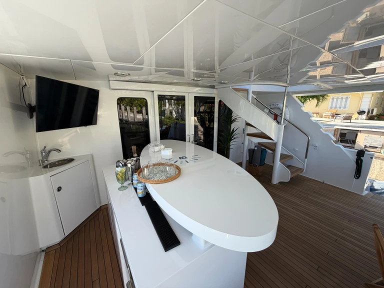 Yacht charter Nassau cheap BIRDY