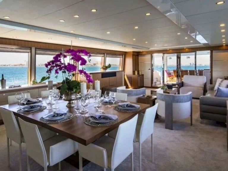 Bareboat Rental Luxury Yacht Hargrave with a boat licence