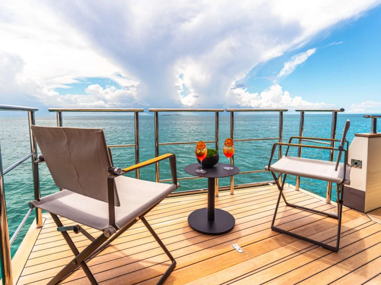 Yacht charter Bahamas cheap CIELO NERO