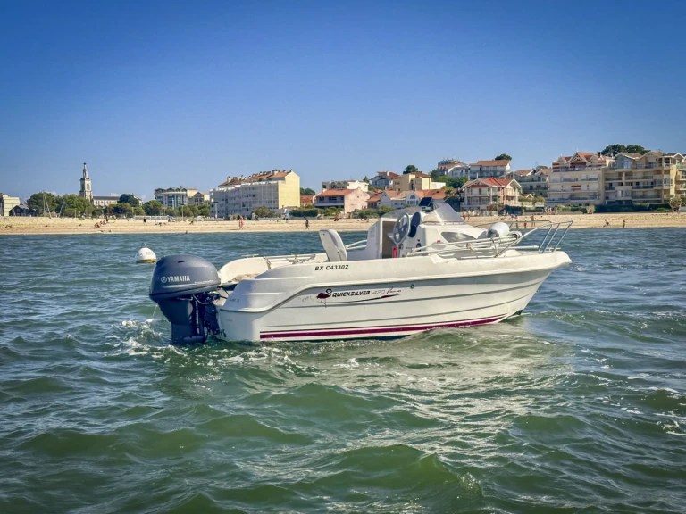 Motorboat rental in Sète - Quicksilver Activ 420 Cabin