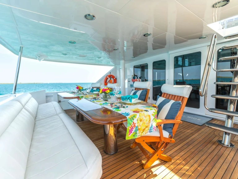 Boat rental Hatteras Magnum Ride in Newport on Samboat