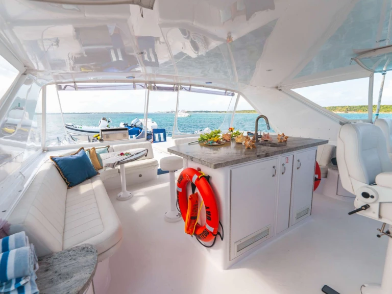 Luxury Yacht rental with or without captain Hatteras Newport