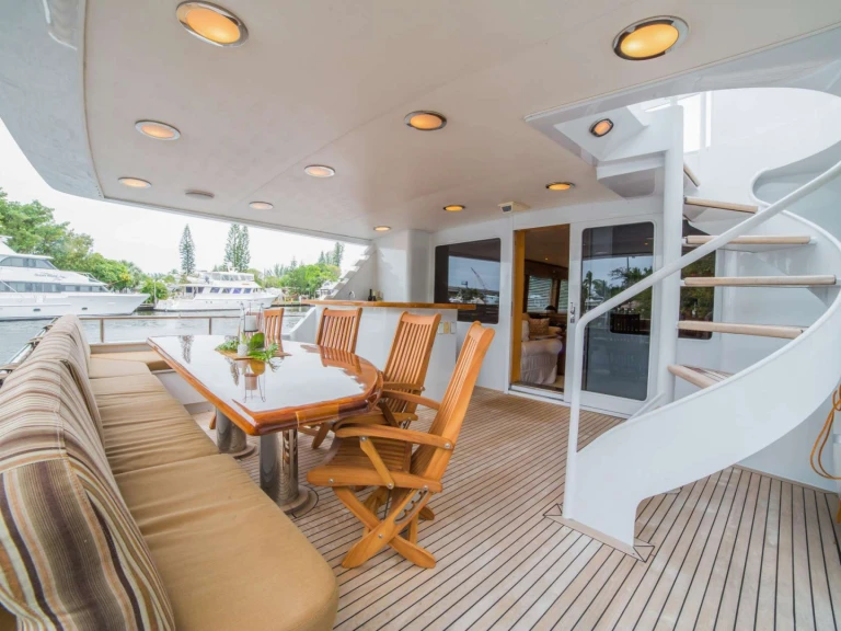 Bareboat Rental Luxury Yacht Broward with a boat licence