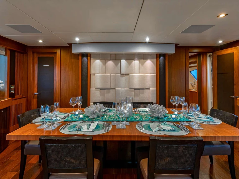 Luxury Yacht for rent Nassau at the best price