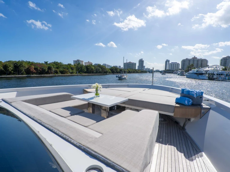 Luxury Yacht rental with or without captain San Lorenzo Bahamas