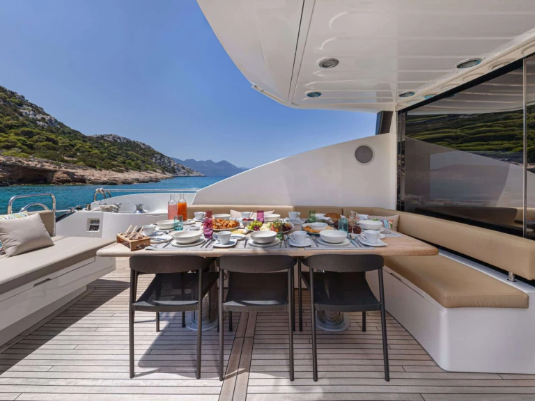 Boat rental Sunseeker BLADE 6 in Athens on Samboat