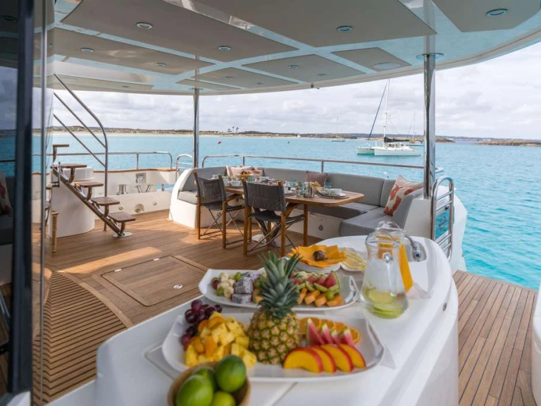 Bareboat Rental Luxury Yacht Sunseeker with a boat licence