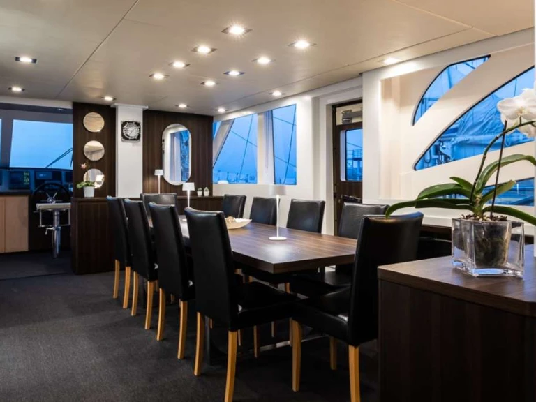 Bareboat Rental Luxury Yacht Custom with a boat licence