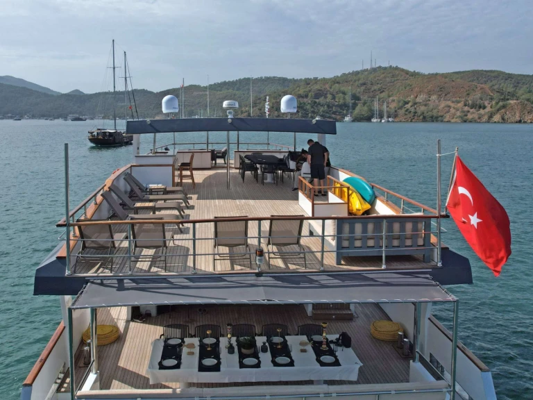 Bareboat Rental Luxury Yacht Custom with a boat licence