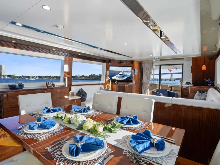 Boat rental Horizon PILOT LOUNGE in Jupiter on Samboat