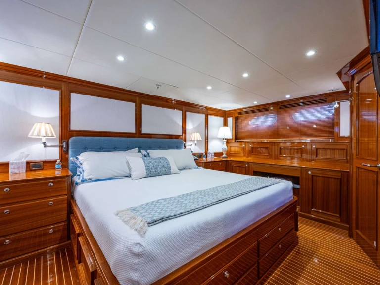 Luxury Yacht rental with or without captain Hunt Bahamas