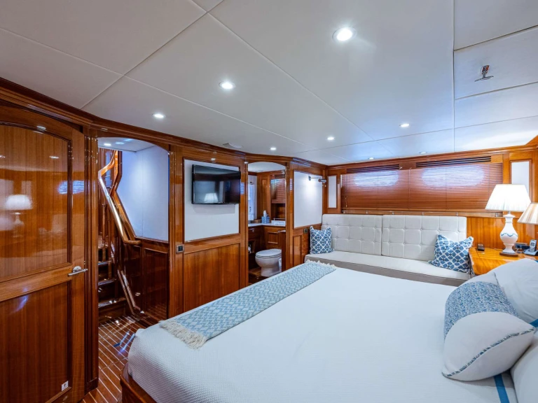 Bareboat Rental Luxury Yacht Hunt with a boat licence