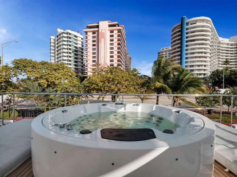 Azimut Cloud 9 in Coconut Grove on SamBoat