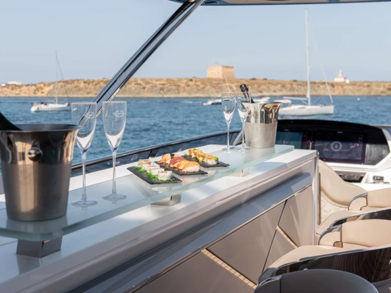 Luxury Yacht rental in Cannes - Sunseeker Wyldecrest