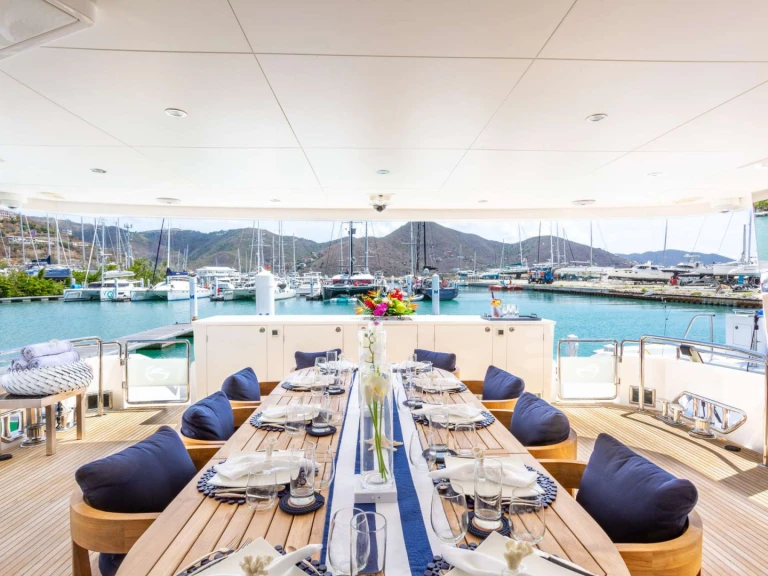 Bareboat Rental Luxury Yacht Horizon with a boat licence