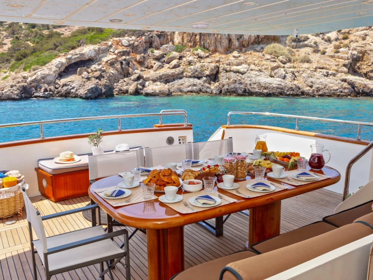 Luxury Yacht for rent Greece at the best price