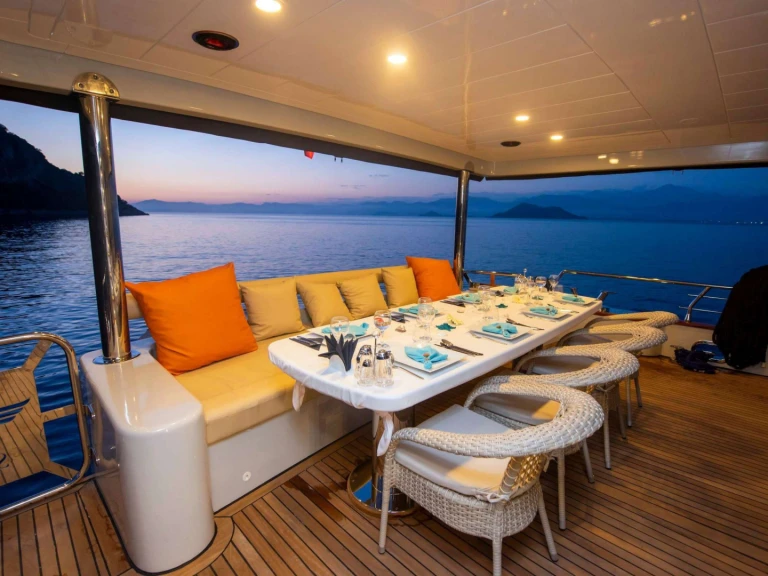 Bareboat Rental Luxury Yacht Custom with a boat licence