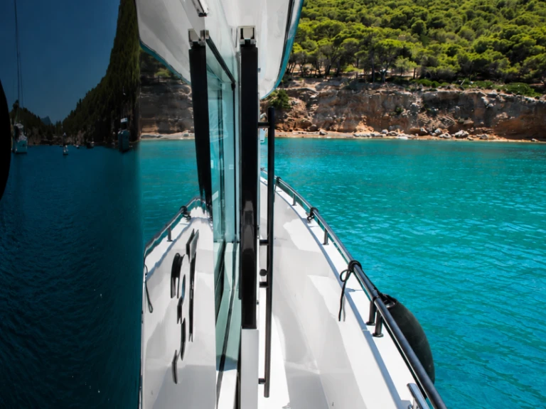 Boat rental Axopar Axopar 37 XC Cross Cabin in Lávrio on Samboat