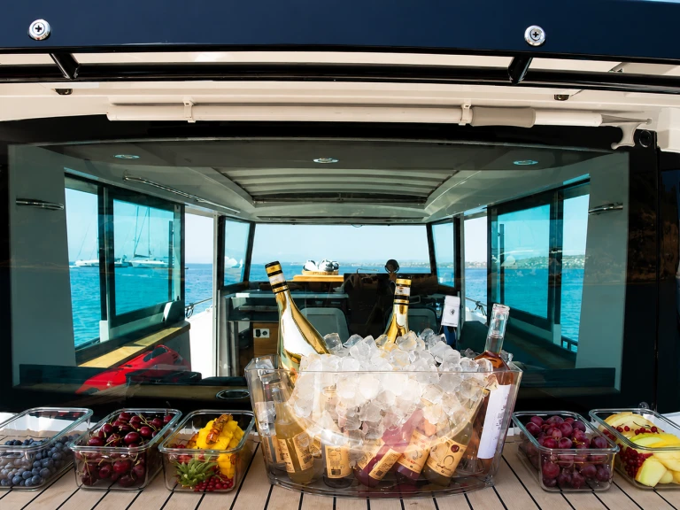 Axopar Axopar 37 XC Cross Cabin in Lávrio on SamBoat
