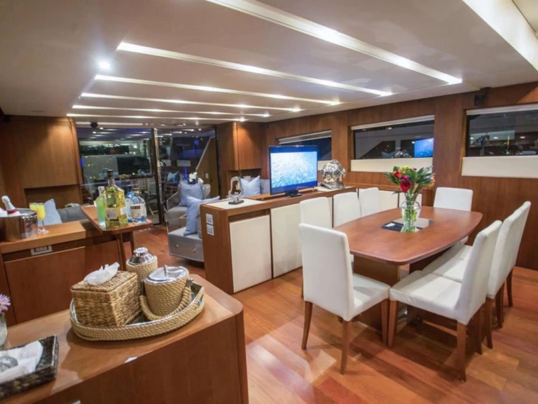Luxury Yacht rental with or without captain Aicon Miami