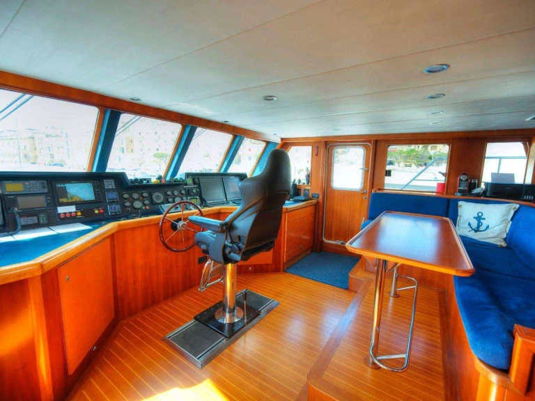 Bareboat Rental Luxury Yacht Custom with a boat licence