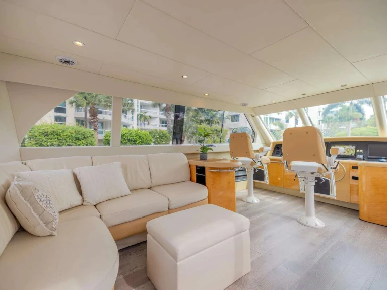 Bareboat Rental Luxury Yacht Lazzara with a boat licence