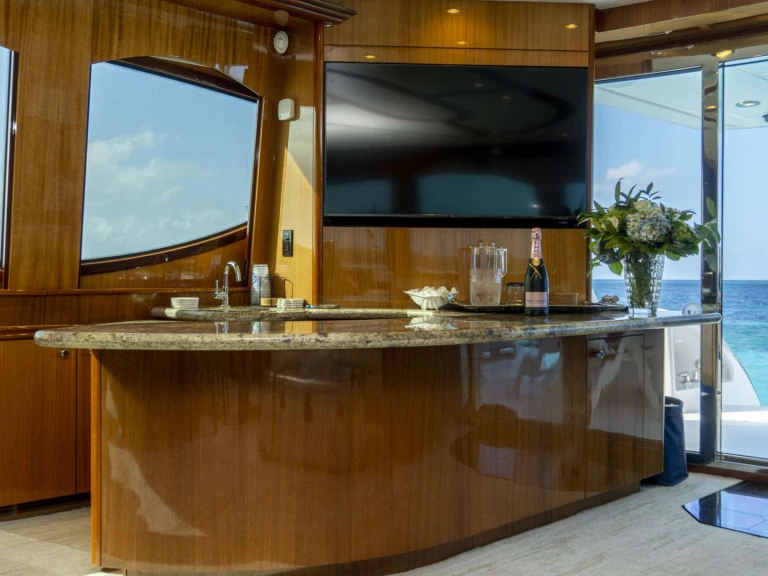 Bareboat Rental Luxury Yacht Hatteras with a boat licence