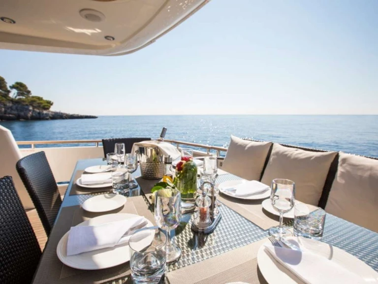 Luxury Yacht rental in Antibes - Fairline-Squadron D5