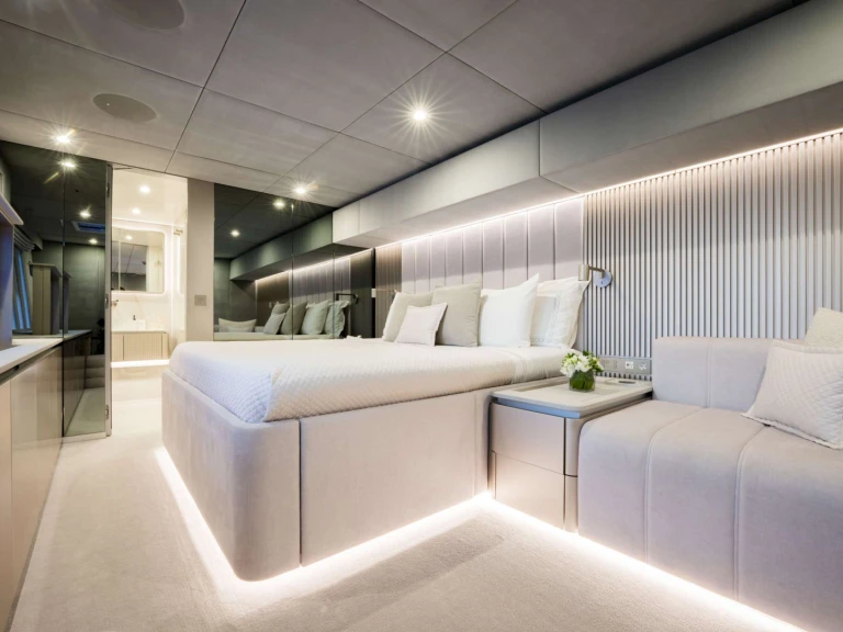 Luxury Yacht rental with or without captain Sunreef Naples