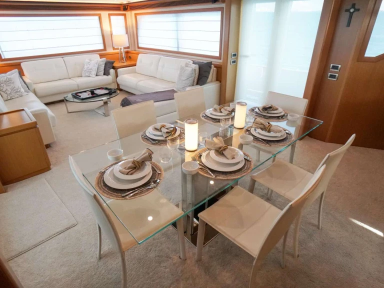 Luxury Yacht rental in Bahamas - Mochi NOMADA
