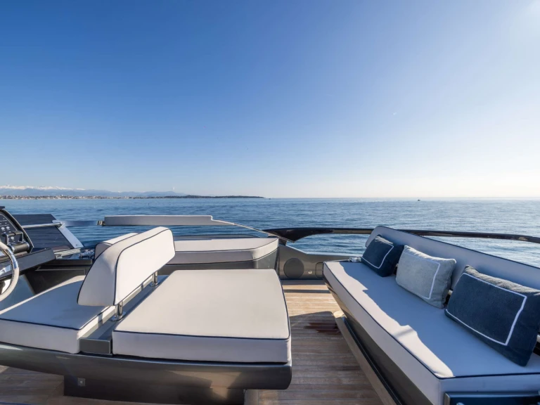 Bareboat Rental Luxury Yacht Riva with a boat licence