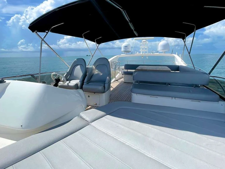 Luxury Yacht rental in Bahamas - Sunseeker TWINS