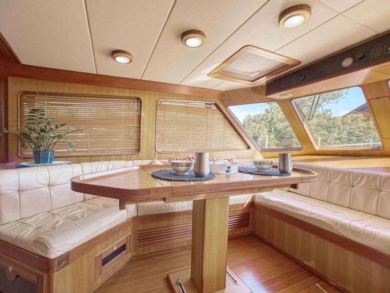Luxury Yacht rental in Newport - Marlow What's Next