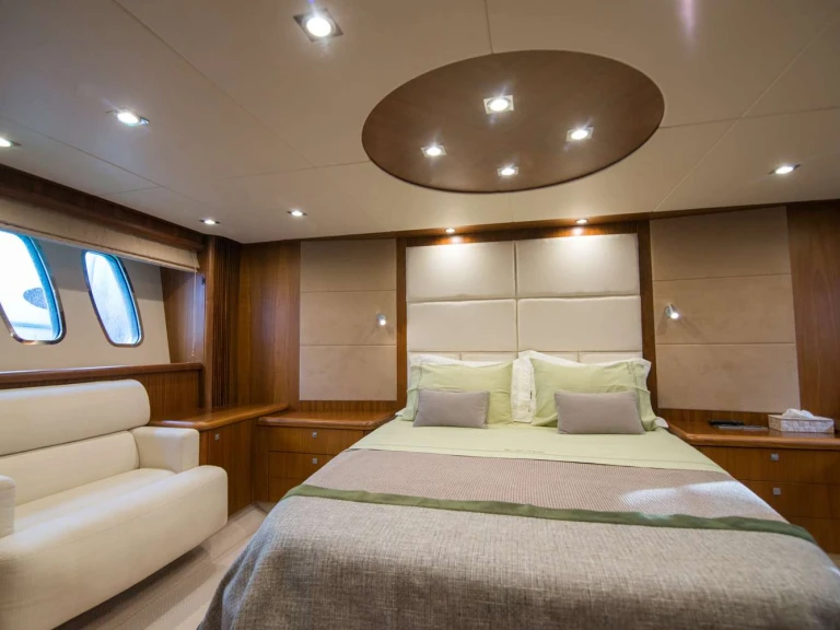 Sunseeker ELENTARI in Greece on SamBoat