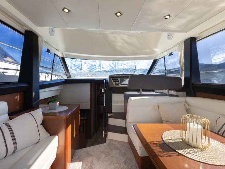 Jeanneau Prestige 400 Fly in Stobreč on SamBoat