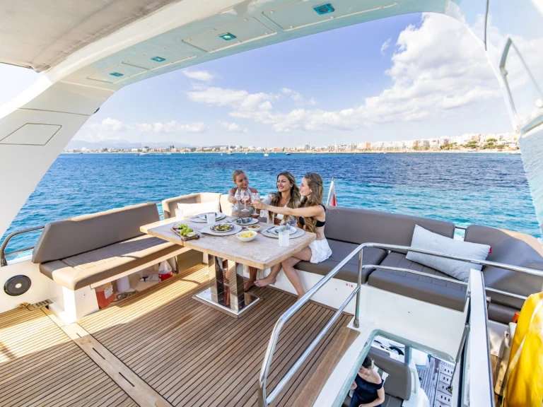 Boat rental Prestige Yachts BLUE M in Naples on Samboat