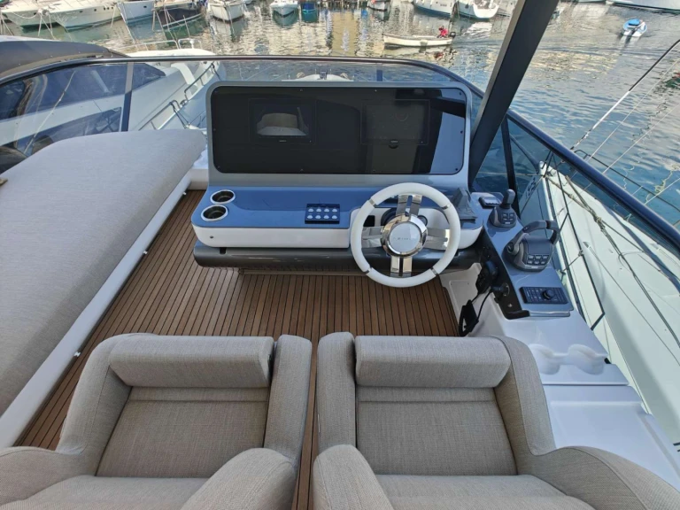 Luxury Yacht rental in Naples - Azimut ARAGREV 4